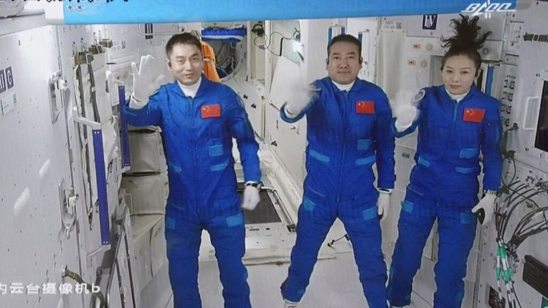 İki Ayrı Misyonda Görev Yapan Altı Astronot Uzayda Buluştu