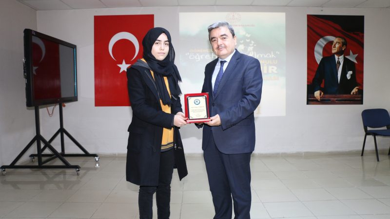 Lise Öğrencisi Türkiye Geneli Şiir Yarışmasında Mansiyon Ödülü Aldı