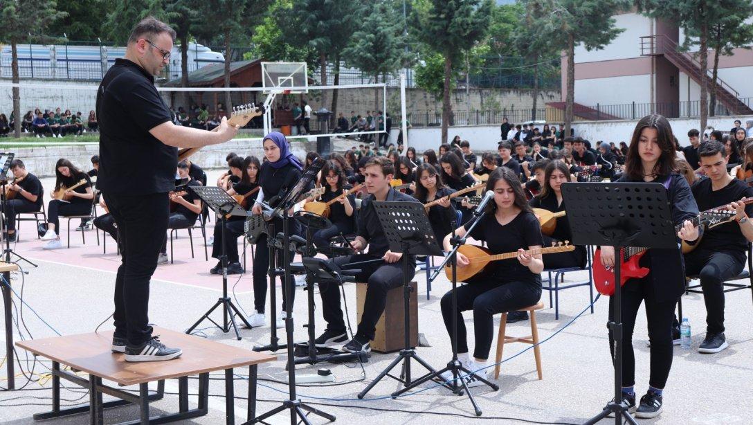 Alptekin Anadolu Lisesi Öğrencilerinden 140 Kişilik Dev Orkestra