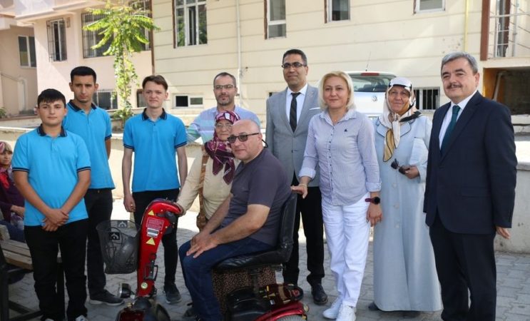 Engelli Vatandaşın Arızalanan Aracını Öğretmen ve Öğrenciler Tamir Etti