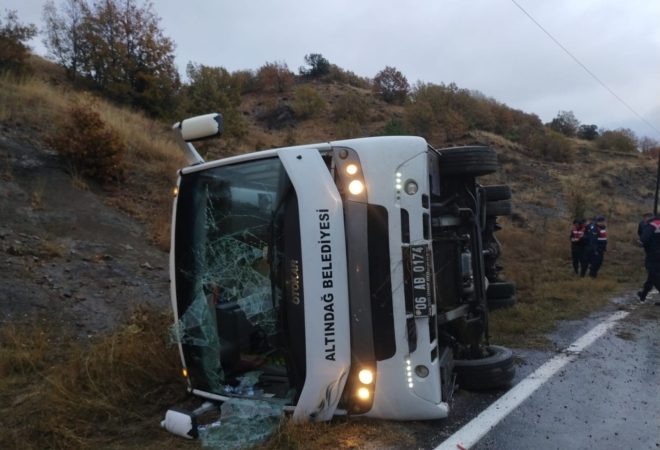 Amasya’da cenazeye gelenleri taşıyan otobüs devrildi